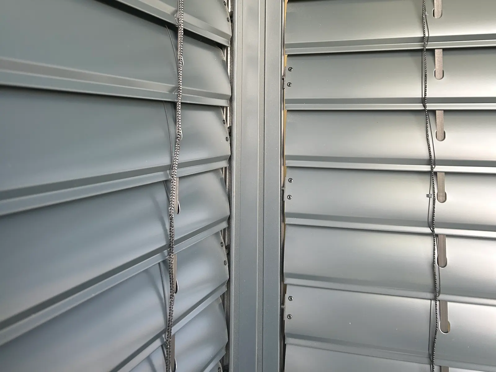 Detail lamel venkovní žaluzie na okně rodinného domu